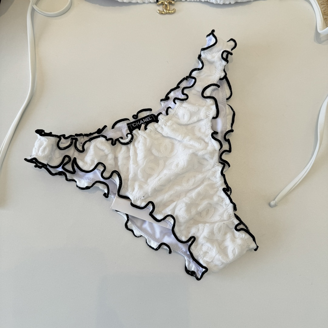 。Chanel香奈儿新款比基尼泳衣👙❤️😍🥰适合多种场景的游泳衣🏊‍♀️海边 游泳池 温泉 水上乐园 漂
