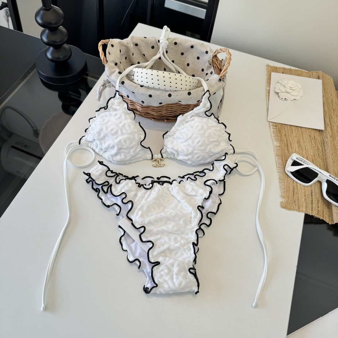 。Chanel香奈儿新款比基尼泳衣👙❤️😍🥰适合多种场景的游泳衣🏊‍♀️海边 游泳池 温泉 水上乐园 漂