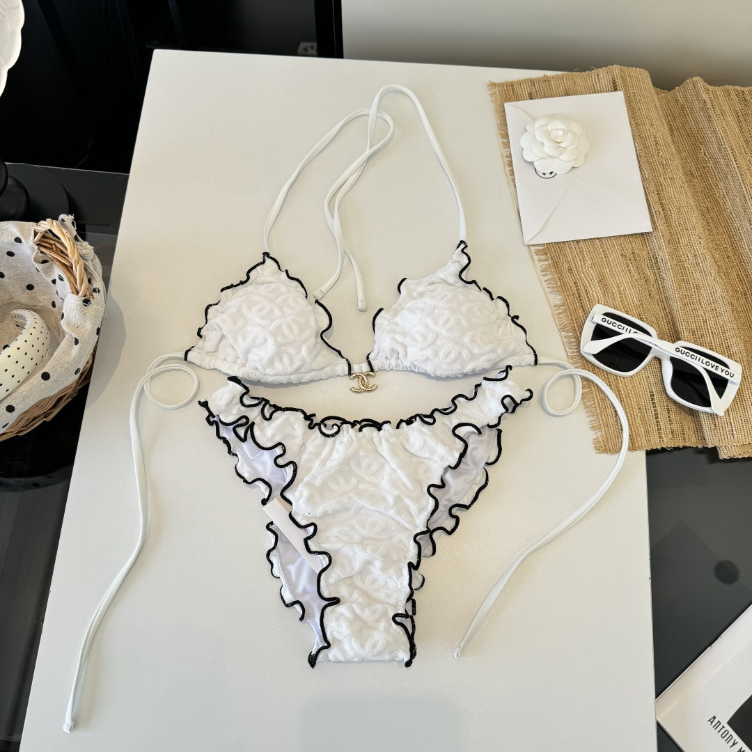 。Chanel香奈儿新款比基尼泳衣👙❤️😍🥰适合多种场景的游泳衣🏊‍♀️海边 游泳池 温泉 水上乐园 漂