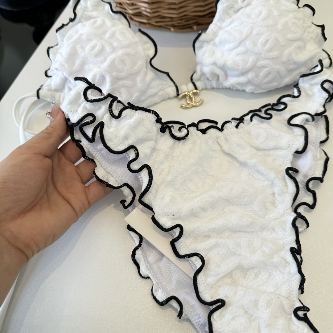 。Chanel香奈儿新款比基尼泳衣👙❤️😍🥰适合多种场景的游泳衣🏊‍♀️海边 游泳池 温泉 水上乐园 漂