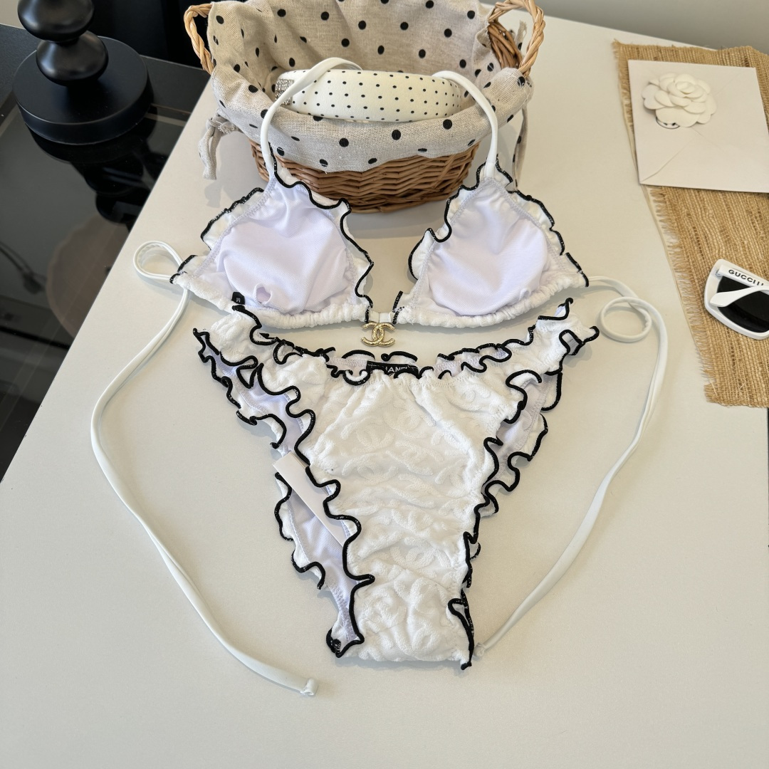 。Chanel香奈儿新款比基尼泳衣👙❤️😍🥰适合多种场景的游泳衣🏊‍♀️海边 游泳池 温泉 水上乐园 漂