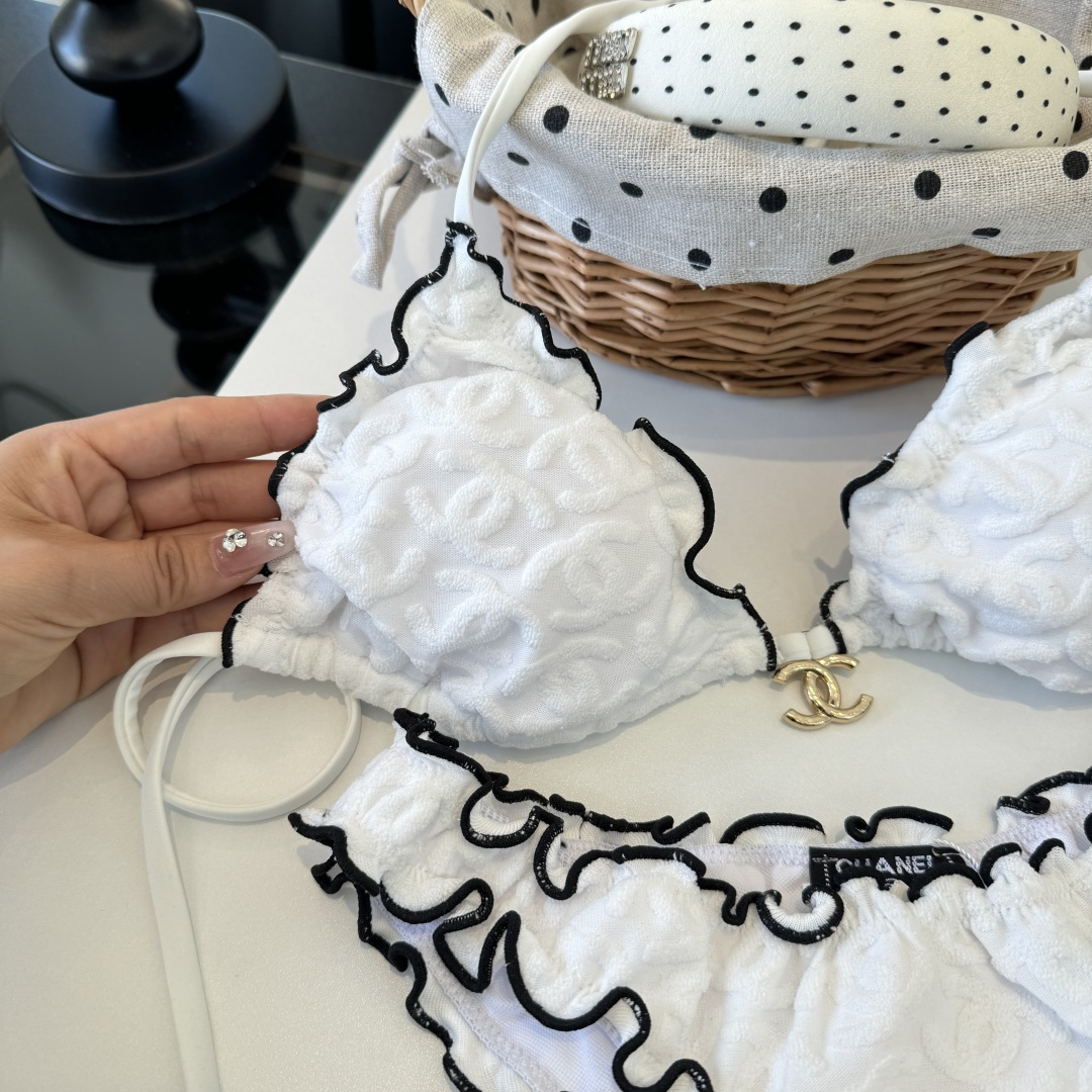 。Chanel香奈儿新款比基尼泳衣👙❤️😍🥰适合多种场景的游泳衣🏊‍♀️海边 游泳池 温泉 水上乐园 漂