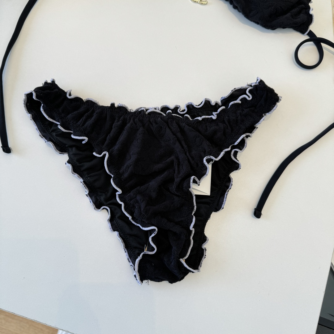 。Chanel香奈儿新款比基尼泳衣👙❤️😍🥰适合多种场景的游泳衣🏊‍♀️海边 游泳池 温泉 水上乐园 漂