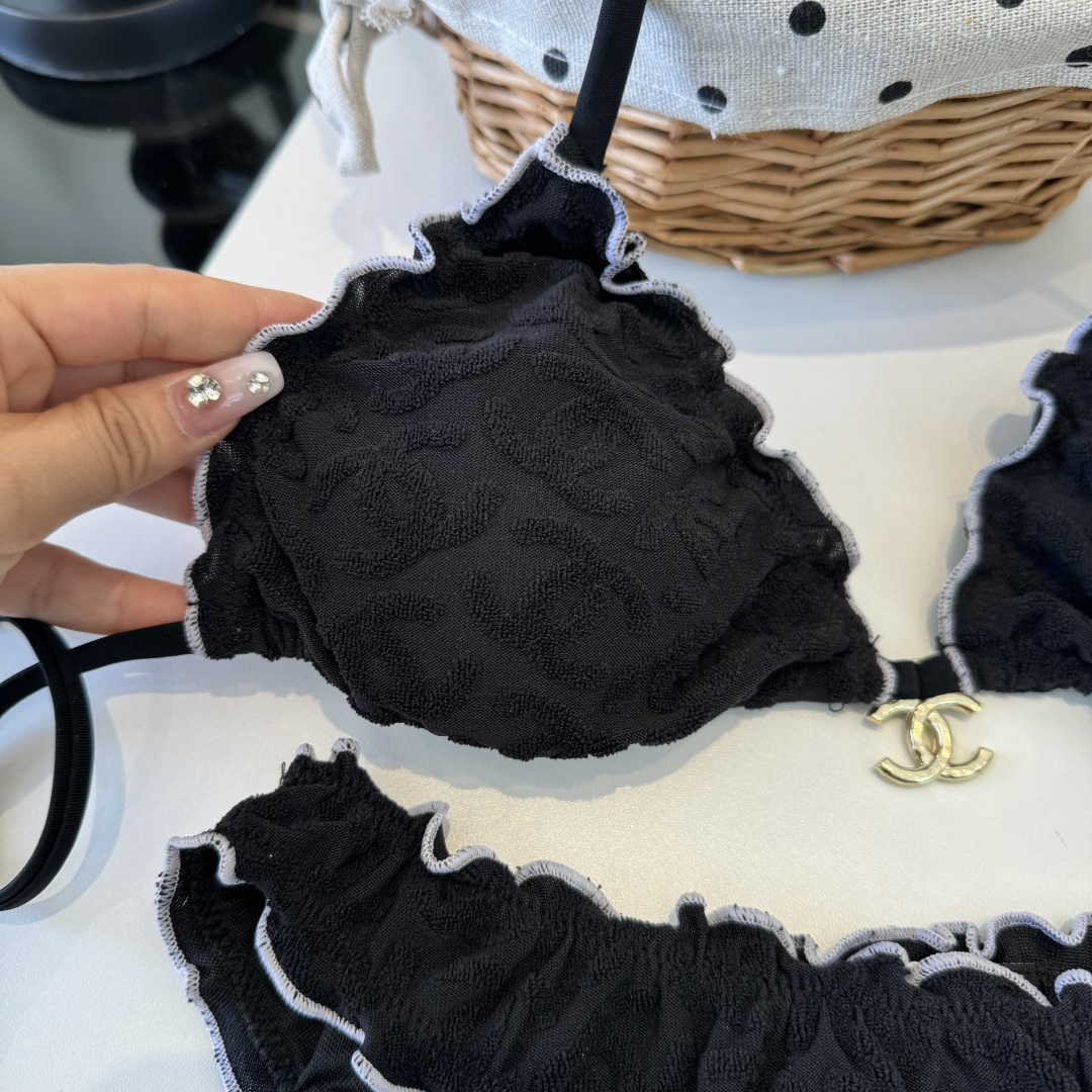 。Chanel香奈儿新款比基尼泳衣👙❤️😍🥰适合多种场景的游泳衣🏊‍♀️海边 游泳池 温泉 水上乐园 漂