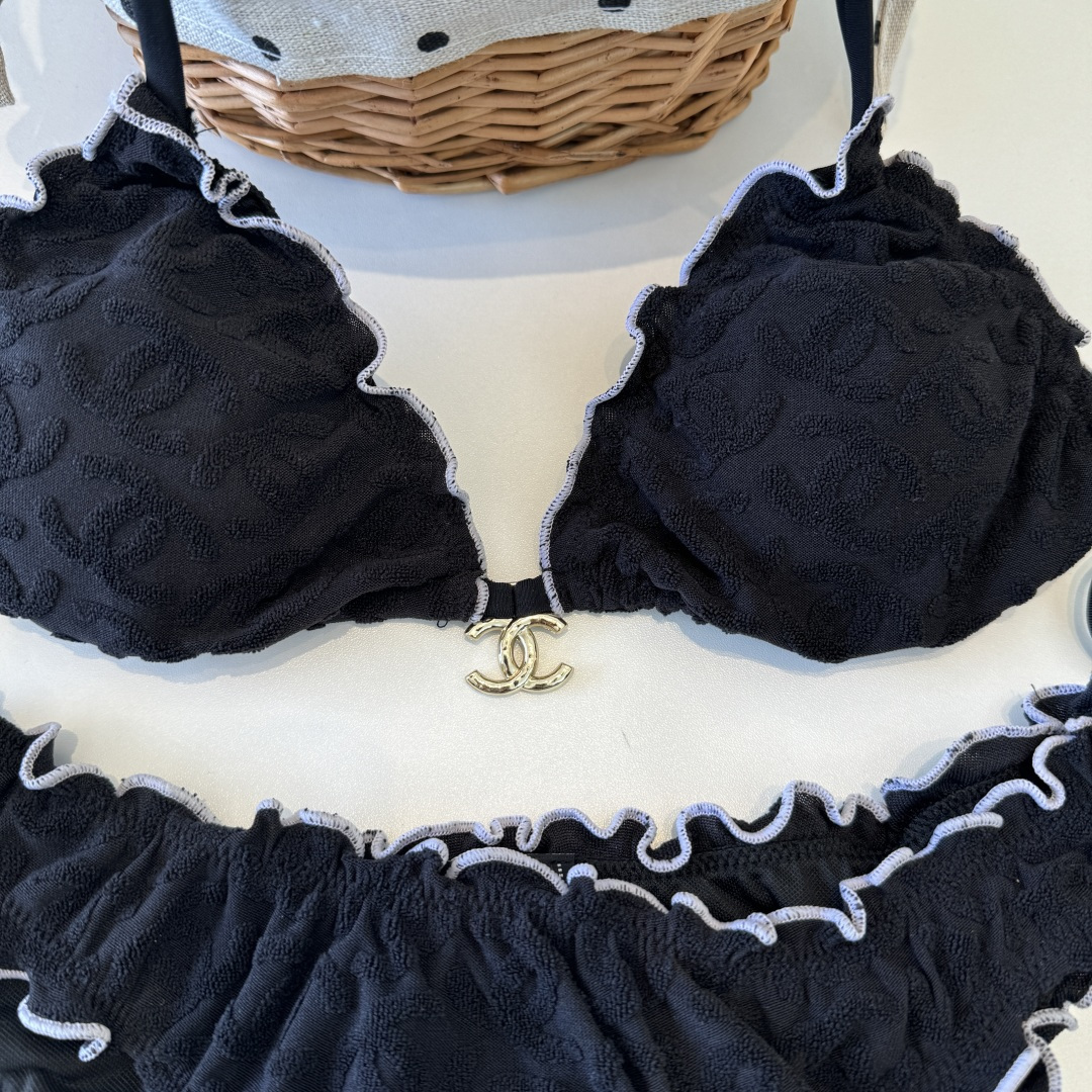 。Chanel香奈儿新款比基尼泳衣👙❤️😍🥰适合多种场景的游泳衣🏊‍♀️海边 游泳池 温泉 水上乐园 漂