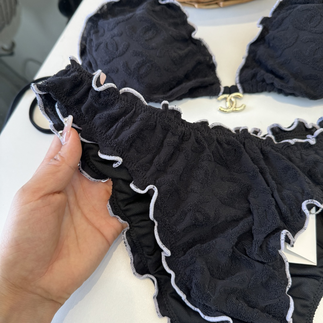 。Chanel香奈儿新款比基尼泳衣👙❤️😍🥰适合多种场景的游泳衣🏊‍♀️海边 游泳池 温泉 水上乐园 漂