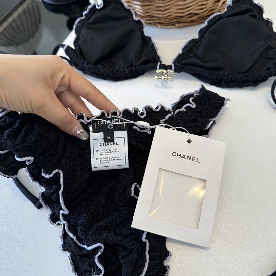 。Chanel香奈儿新款比基尼泳衣👙❤️😍🥰适合多种场景的游泳衣🏊‍♀️海边 游泳池 温泉 水上乐园 漂