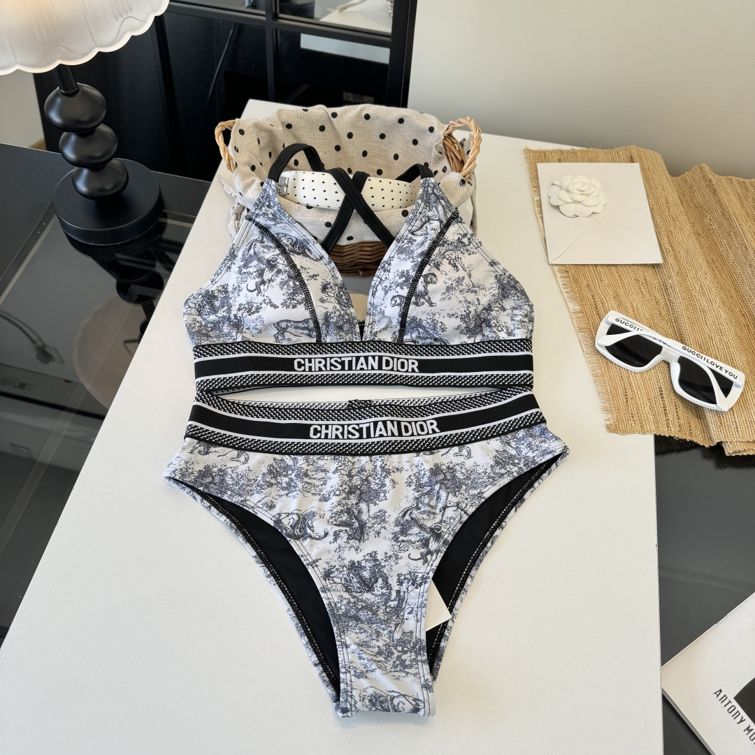 。Dior迪奥新款比基尼泳衣👙❤️😍🥰适合多种场景的游泳衣🏊‍♀️海边 游泳池 温泉 水上乐园 漂流都可