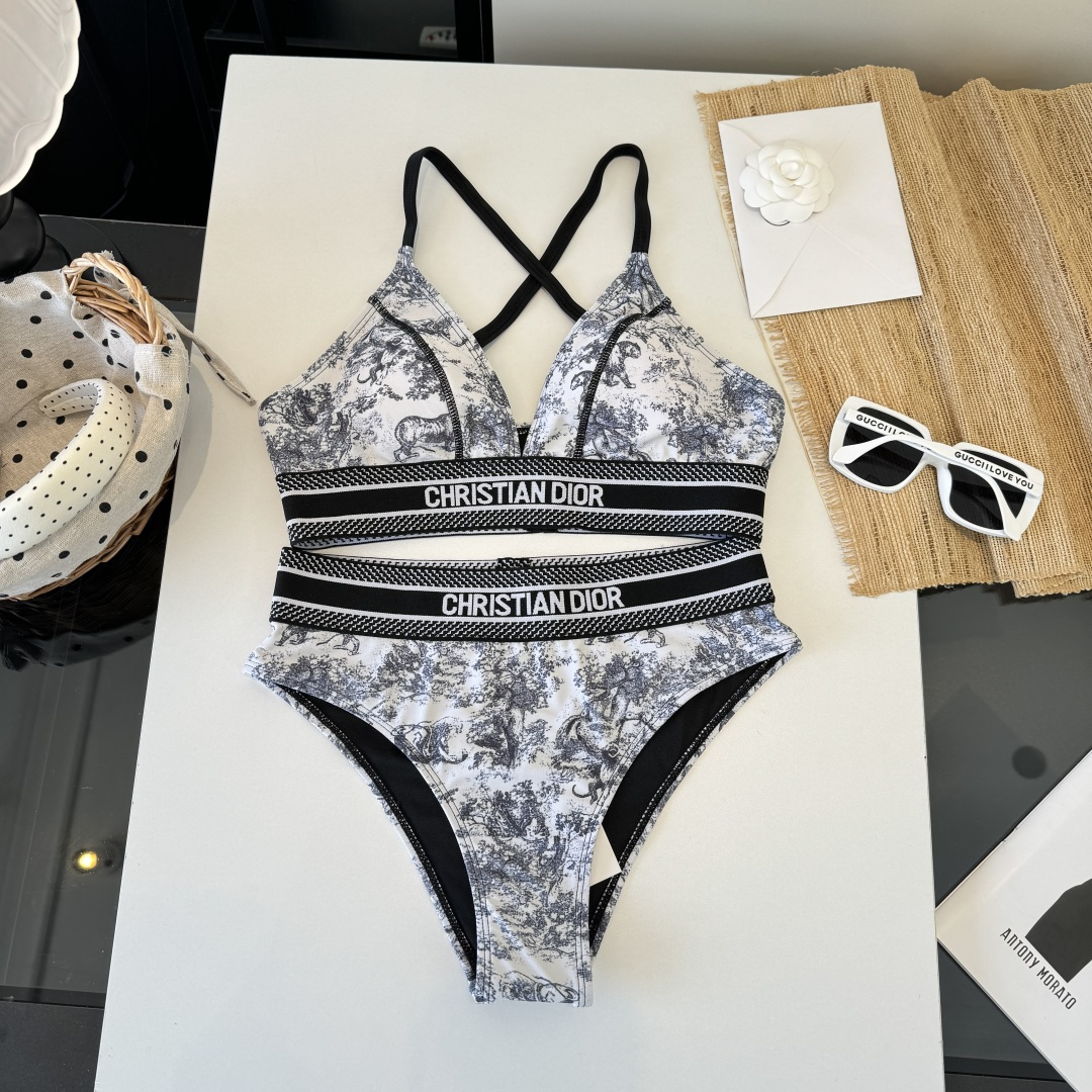 。Dior迪奥新款比基尼泳衣👙❤️😍🥰适合多种场景的游泳衣🏊‍♀️海边 游泳池 温泉 水上乐园 漂流都可