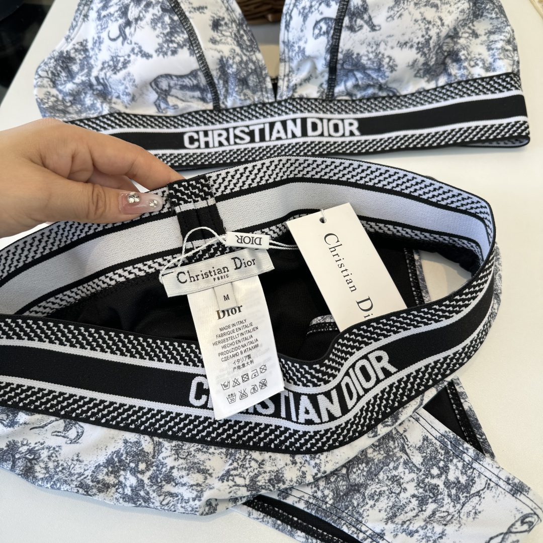 。Dior迪奥新款比基尼泳衣👙❤️😍🥰适合多种场景的游泳衣🏊‍♀️海边 游泳池 温泉 水上乐园 漂流都可