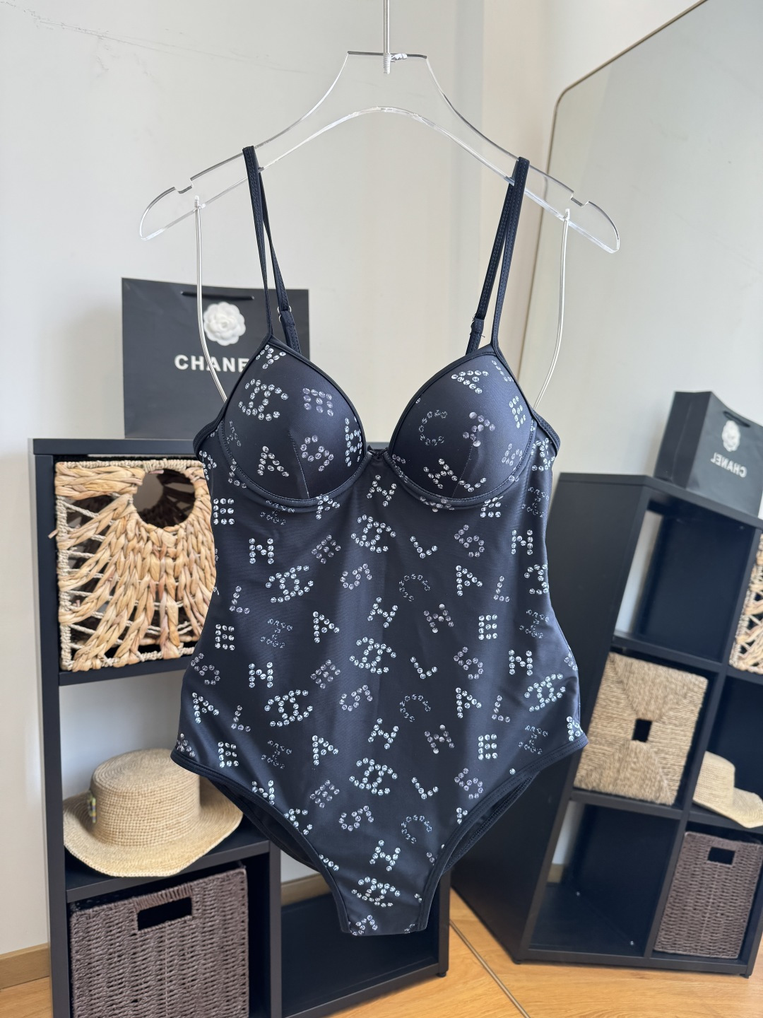 。Chanel香奈儿新款比基尼泳衣👙❤️😍🥰适合多种场景的游泳衣🏊‍♀️海边 游泳池 温泉 水上乐园 漂