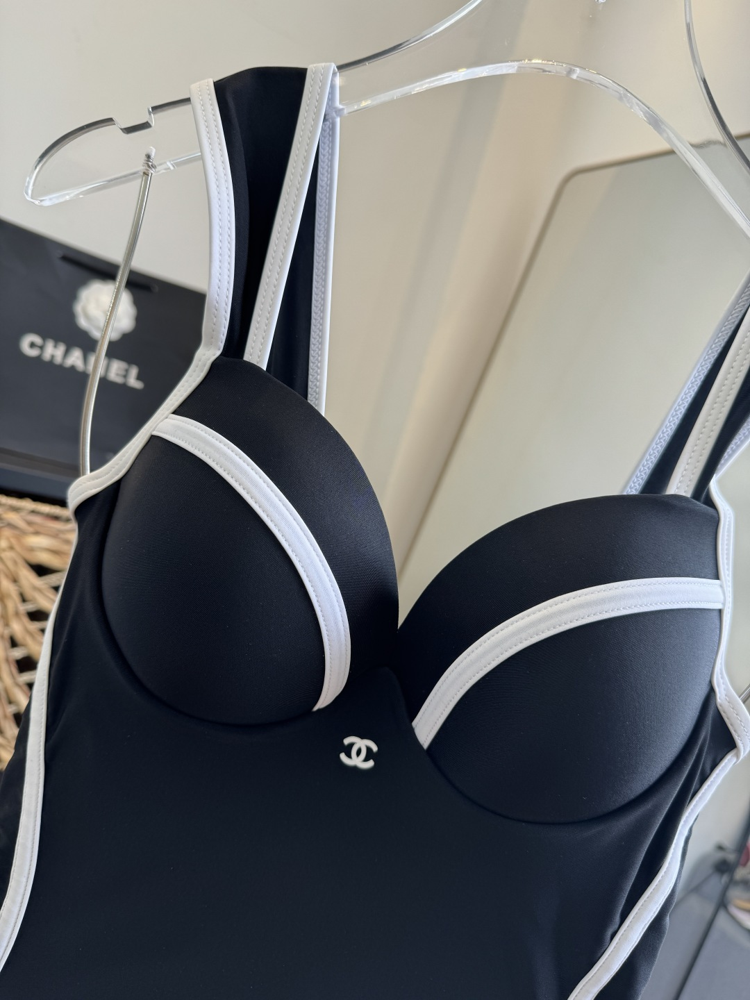 。Chanel香奈儿新款带钢圈连体泳衣👙❤️😍🥰适合多种场景的游泳衣🏊‍♀️海边 游泳池 温泉 水上乐园