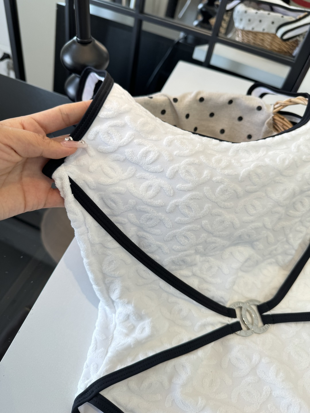 。Chanel香奈儿新款连体泳衣👙❤️😍🥰适合多种场景的游泳衣🏊‍♀️海边 游泳池 温泉 水上乐园 漂流