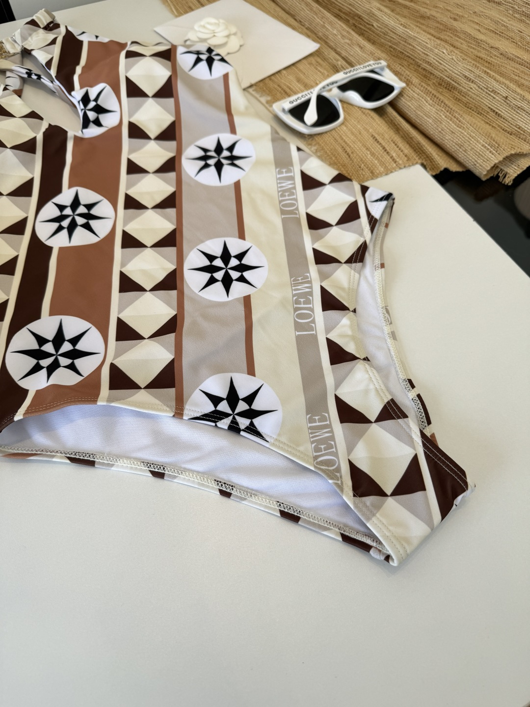 。LOEWE罗意威新款连体泳衣👙❤️😍🥰适合多种场景的游泳衣🏊‍♀️海边 游泳池 温泉 水上乐园 漂流都