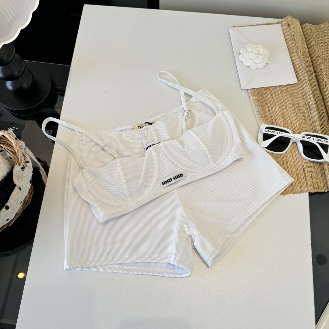 。miumiu缪缪新款连体比基尼泳衣👙❤️😍🥰适合多种场景的游泳衣🏊‍♀️海边 游泳池 温泉 水上乐园 