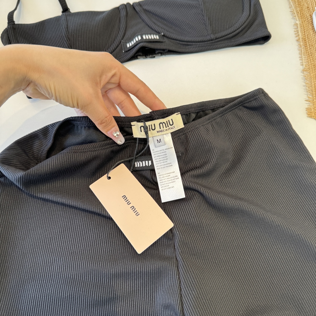 。miumiu缪缪新款连体比基尼泳衣👙❤️😍🥰适合多种场景的游泳衣🏊‍♀️海边 游泳池 温泉 水上乐园 