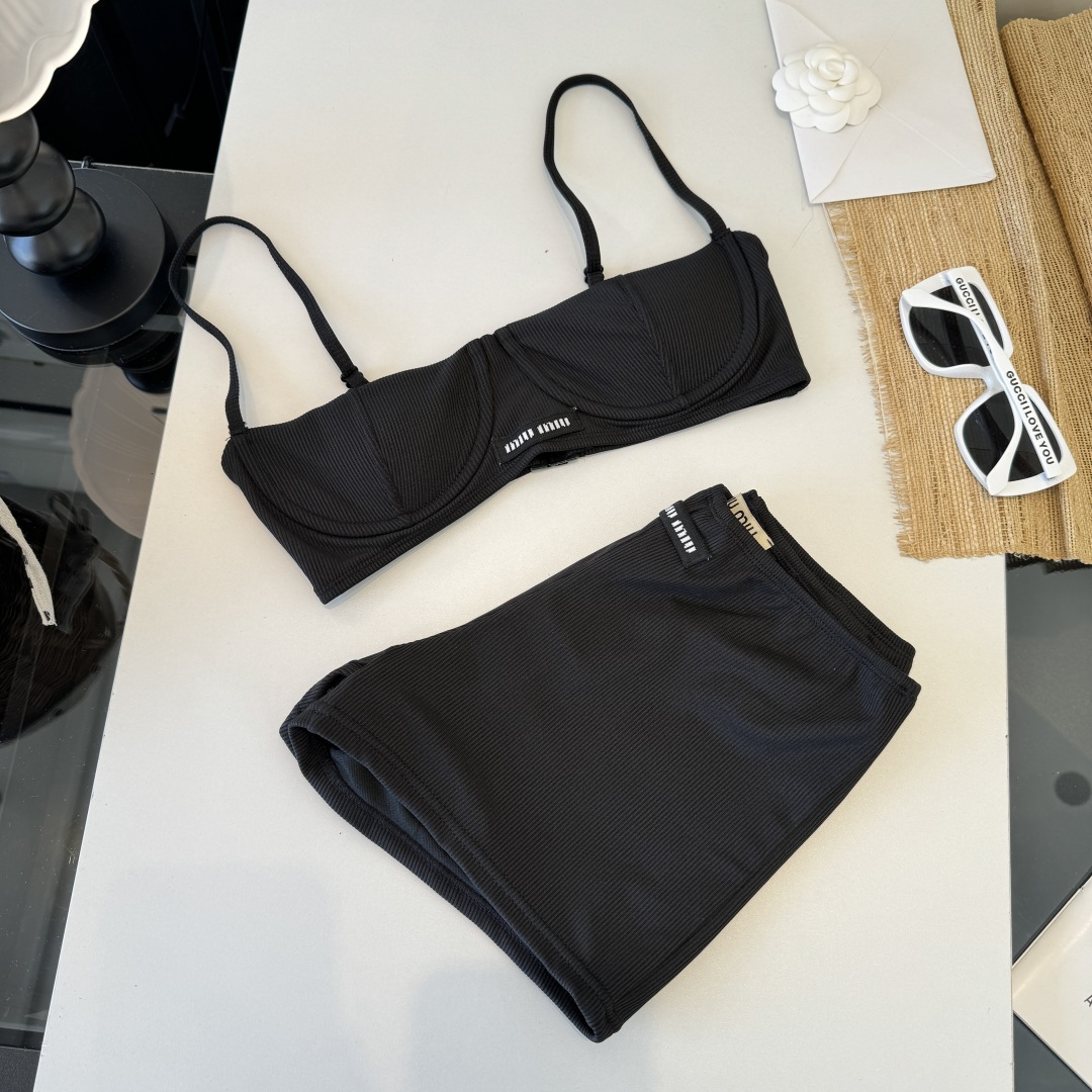 。miumiu缪缪新款连体比基尼泳衣👙❤️😍🥰适合多种场景的游泳衣🏊‍♀️海边 游泳池 温泉 水上乐园 