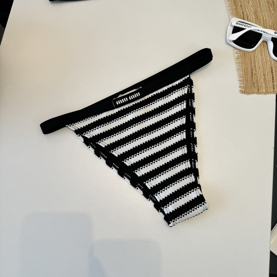 。miumiu缪缪新款连体比基尼泳衣👙❤️😍🥰适合多种场景的游泳衣🏊‍♀️海边 游泳池 温泉 水上乐园 