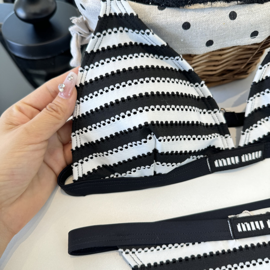 。miumiu缪缪新款连体比基尼泳衣👙❤️😍🥰适合多种场景的游泳衣🏊‍♀️海边 游泳池 温泉 水上乐园 