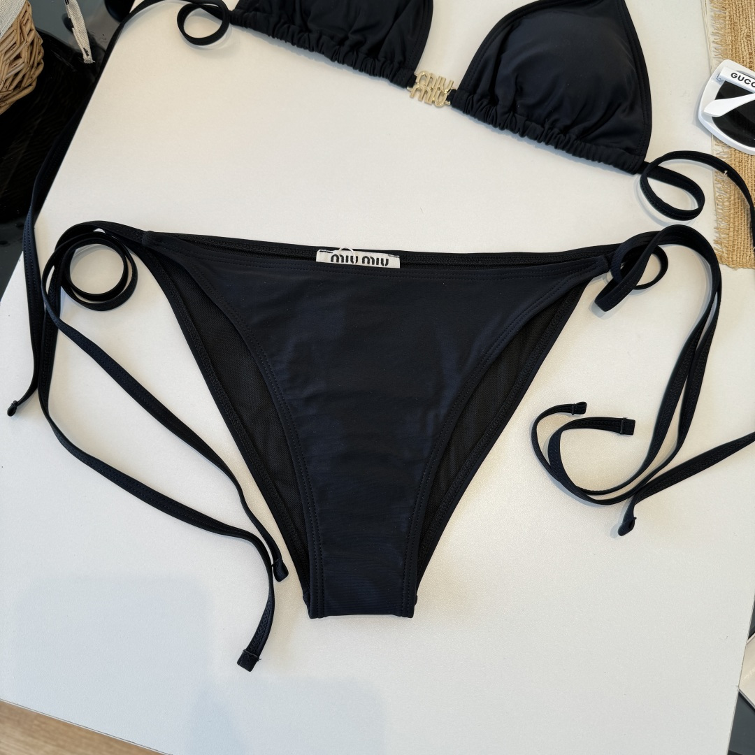 。miumiu缪缪新款连体比基尼泳衣👙❤️😍🥰适合多种场景的游泳衣🏊‍♀️海边 游泳池 温泉 水上乐园 