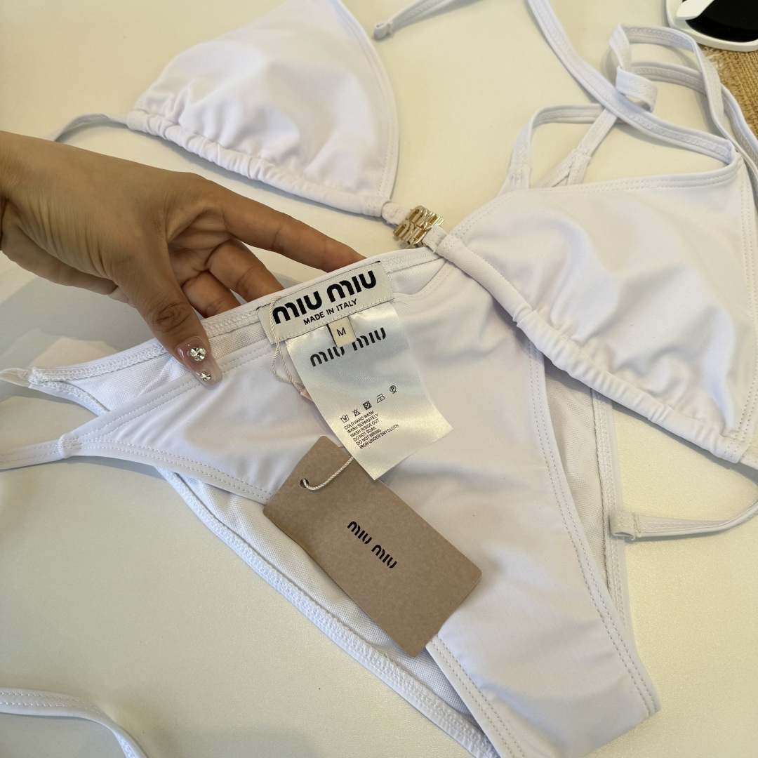 。miumiu缪缪新款连体比基尼泳衣👙❤️😍🥰适合多种场景的游泳衣🏊‍♀️海边 游泳池 温泉 水上乐园 