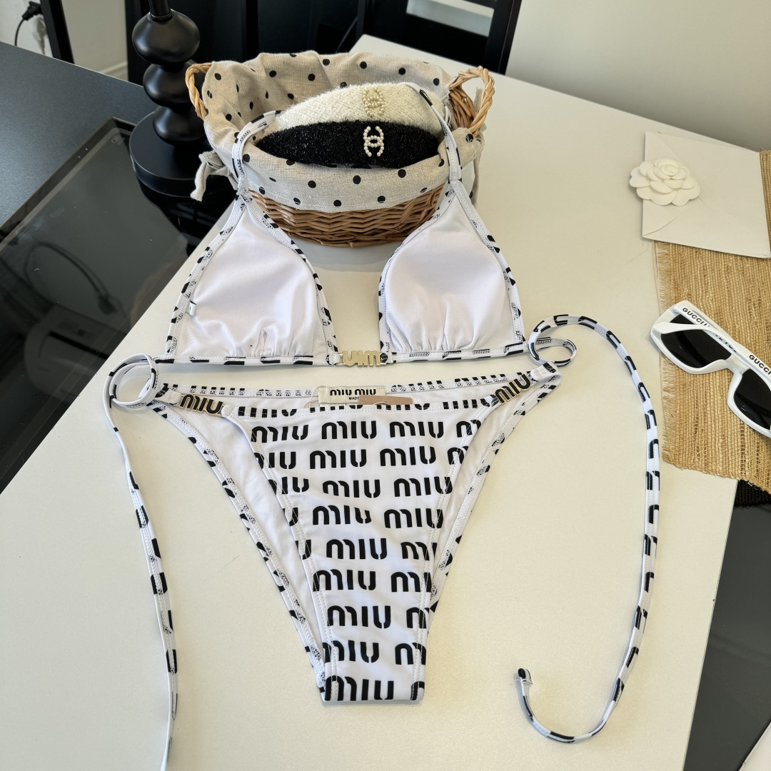 。miumiu缪缪新款连体比基尼泳衣👙❤️😍🥰适合多种场景的游泳衣🏊‍♀️海边 游泳池 温泉 水上乐园 