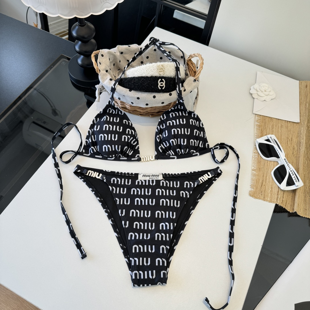 。miumiu缪缪新款分体比基尼泳衣👙❤️😍🥰适合多种场景的游泳衣🏊‍♀️海边 游泳池 温泉 水上乐园 