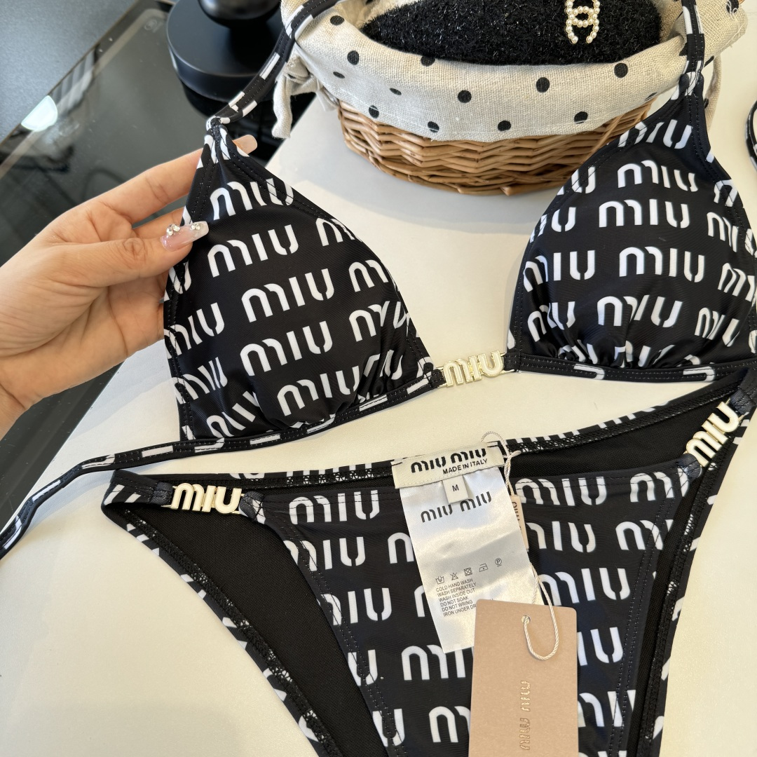 。miumiu缪缪新款分体比基尼泳衣👙❤️😍🥰适合多种场景的游泳衣🏊‍♀️海边 游泳池 温泉 水上乐园 