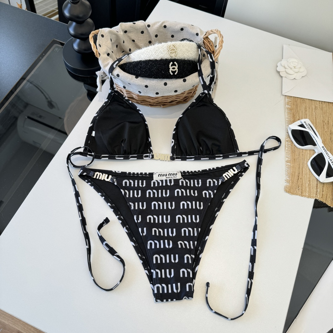 。miumiu缪缪新款分体比基尼泳衣👙❤️😍🥰适合多种场景的游泳衣🏊‍♀️海边 游泳池 温泉 水上乐园 