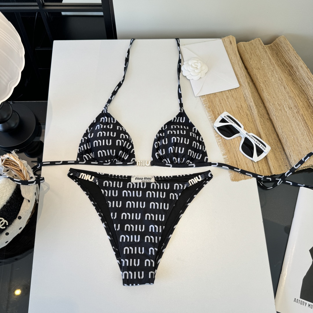 。miumiu缪缪新款分体比基尼泳衣👙❤️😍🥰适合多种场景的游泳衣🏊‍♀️海边 游泳池 温泉 水上乐园 