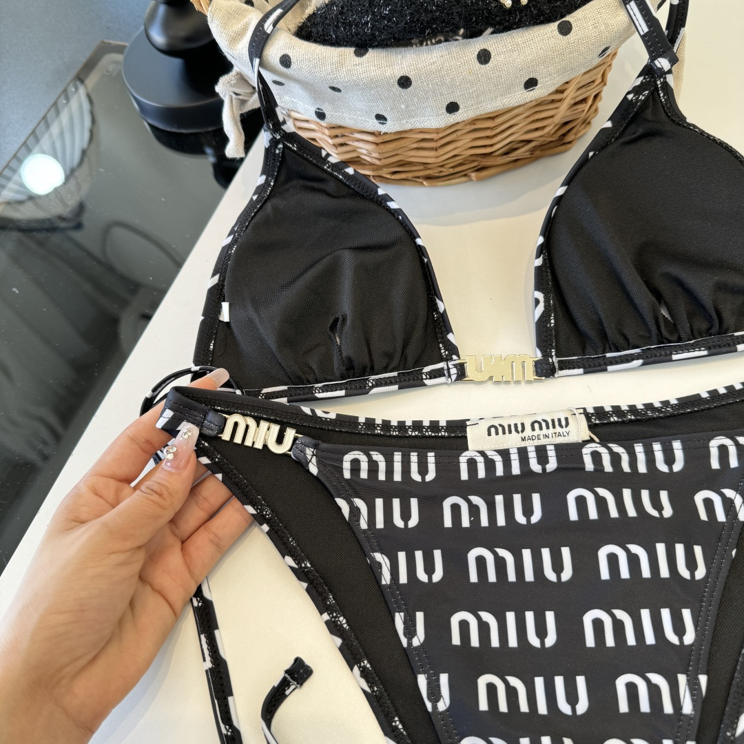 。miumiu缪缪新款分体比基尼泳衣👙❤️😍🥰适合多种场景的游泳衣🏊‍♀️海边 游泳池 温泉 水上乐园 