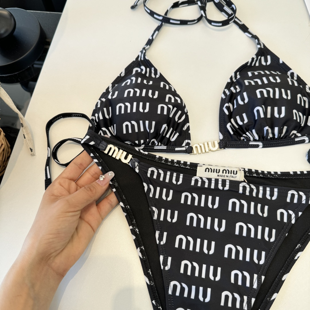 。miumiu缪缪新款分体比基尼泳衣👙❤️😍🥰适合多种场景的游泳衣🏊‍♀️海边 游泳池 温泉 水上乐园 