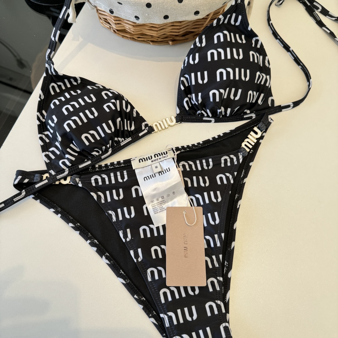 。miumiu缪缪新款分体比基尼泳衣👙❤️😍🥰适合多种场景的游泳衣🏊‍♀️海边 游泳池 温泉 水上乐园 