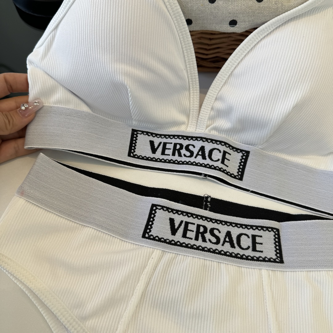 。范思哲分体比基尼👙泳衣 😍🥰适合多种场景的游泳衣🏊‍♀️海边 游泳池 温泉 水上乐园 漂流都可以😌内搭