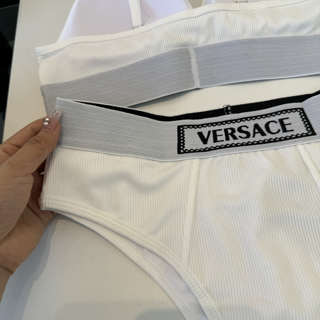 。范思哲分体比基尼👙泳衣 😍🥰适合多种场景的游泳衣🏊‍♀️海边 游泳池 温泉 水上乐园 漂流都可以😌内搭