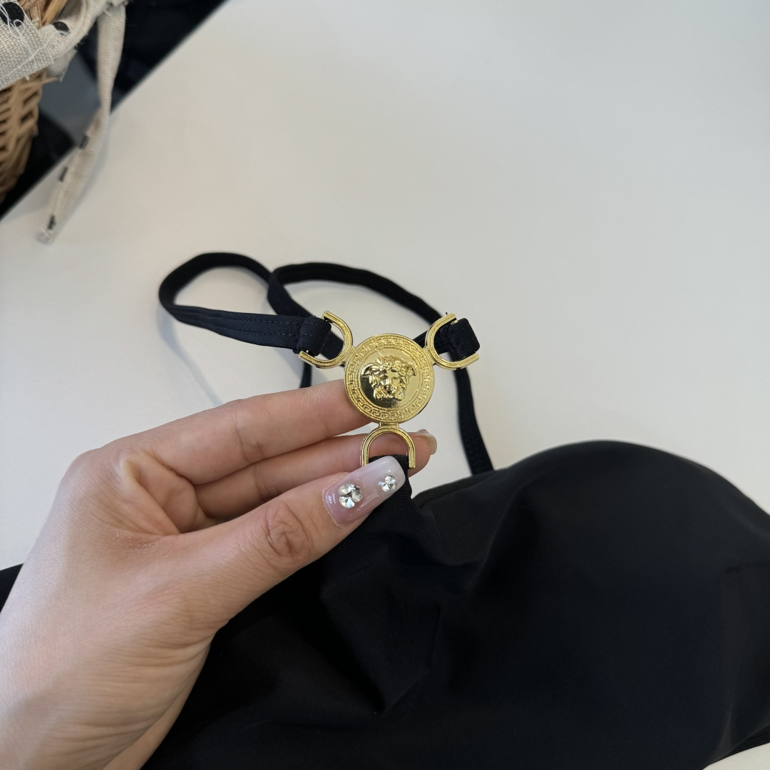 。范思哲连体比基尼👙泳衣 😍🥰适合多种场景的游泳衣🏊‍♀️海边 游泳池 温泉 水上乐园 漂流都可以😌内搭