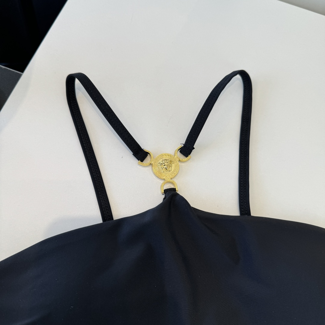 。范思哲连体比基尼👙泳衣 😍🥰适合多种场景的游泳衣🏊‍♀️海边 游泳池 温泉 水上乐园 漂流都可以😌内搭