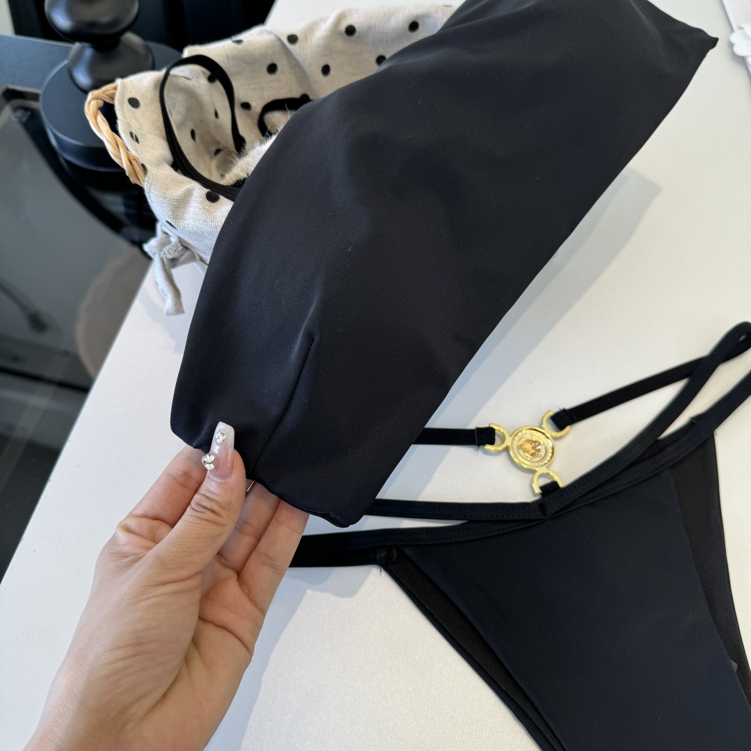 。范思哲连体比基尼👙泳衣 😍🥰适合多种场景的游泳衣🏊‍♀️海边 游泳池 温泉 水上乐园 漂流都可以😌内搭