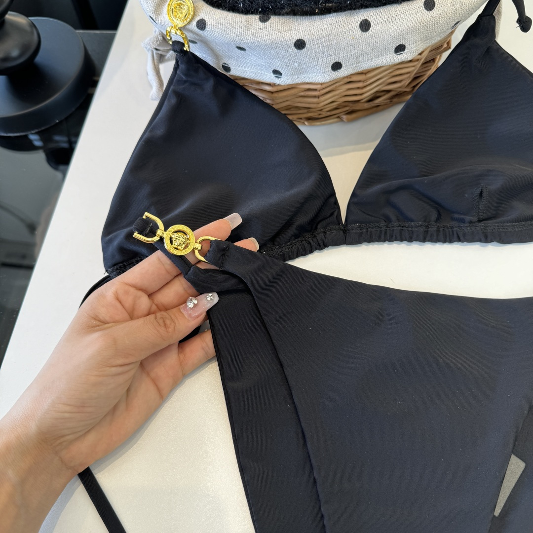 。范思哲分体比基尼👙泳衣 😍🥰适合多种场景的游泳衣🏊‍♀️海边 游泳池 温泉 水上乐园 漂流都可以😌内搭