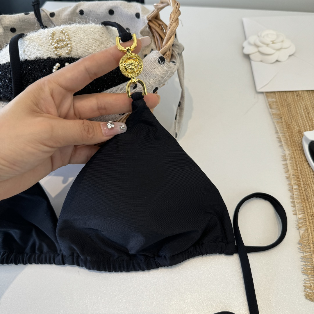 。范思哲分体比基尼👙泳衣 😍🥰适合多种场景的游泳衣🏊‍♀️海边 游泳池 温泉 水上乐园 漂流都可以😌内搭