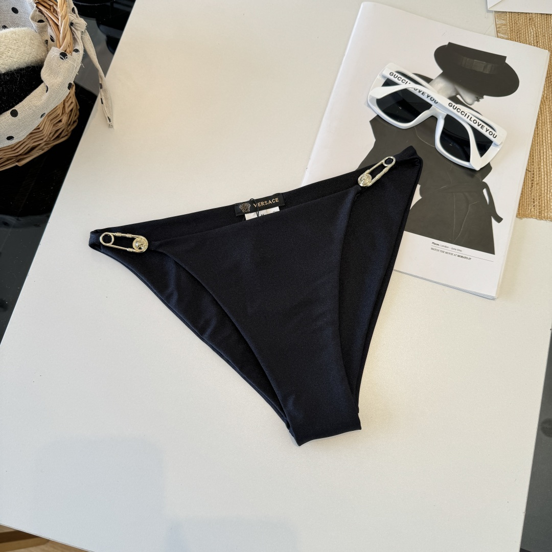 。范思哲分体比基尼👙泳衣 😍🥰适合多种场景的游泳衣🏊‍♀️海边 游泳池 温泉 水上乐园 漂流都可以😌内搭