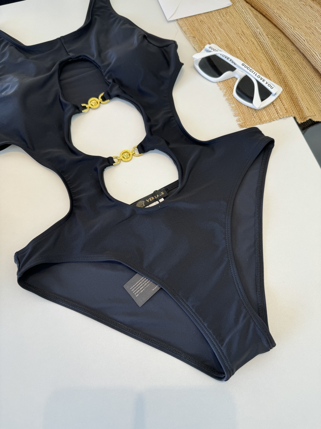 。范思哲连体比基尼👙泳衣 😍🥰适合多种场景的游泳衣🏊‍♀️海边 游泳池 温泉 水上乐园 漂流都可以😌内搭