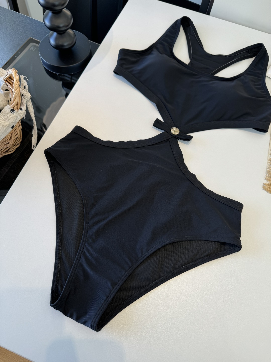 。范思哲连体比基尼👙泳衣 😍🥰适合多种场景的游泳衣🏊‍♀️海边 游泳池 温泉 水上乐园 漂流都可以😌内搭