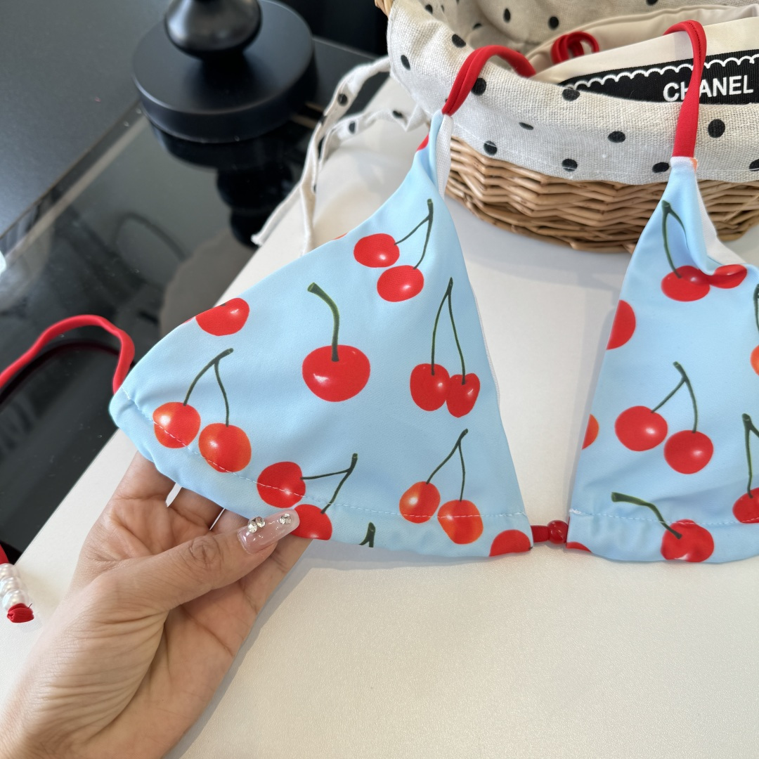 。LV路易威登比基尼👙 上身超级棒！同步各大专柜发售，自然而然呈现时尚感！十分减龄，具有年轻活力。 码数