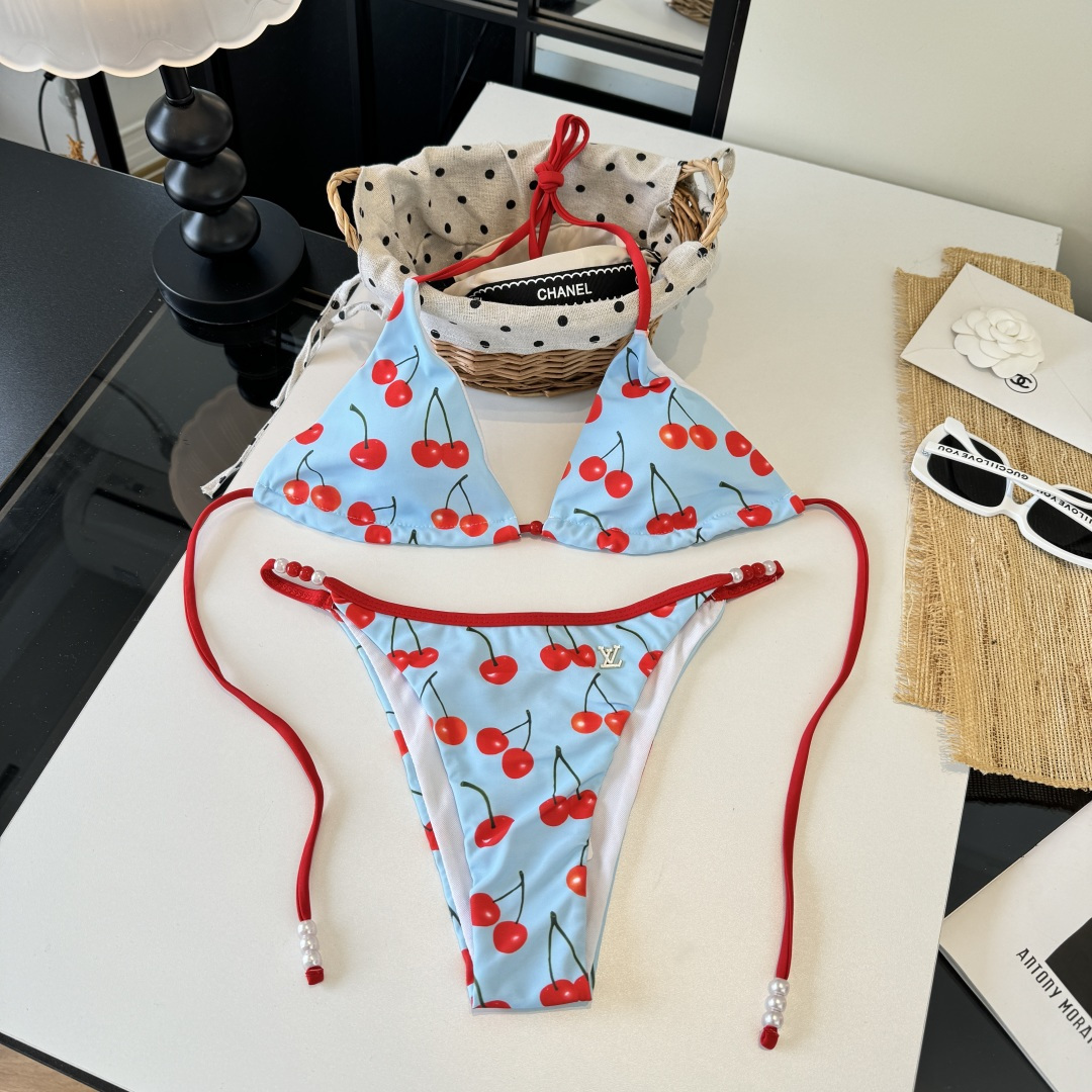 。LV路易威登比基尼👙 上身超级棒！同步各大专柜发售，自然而然呈现时尚感！十分减龄，具有年轻活力。 码数
