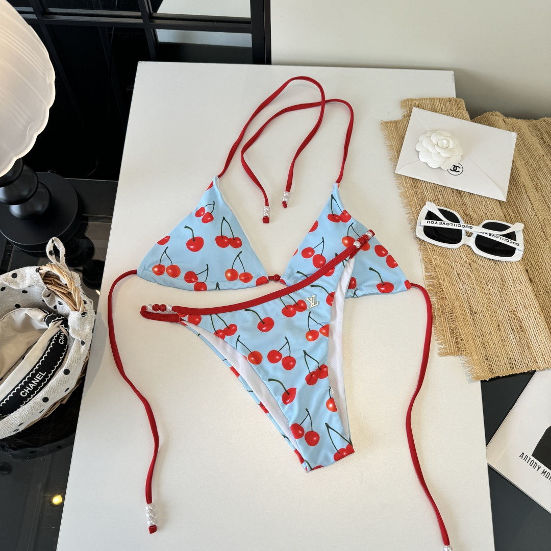 。LV路易威登比基尼👙 上身超级棒！同步各大专柜发售，自然而然呈现时尚感！十分减龄，具有年轻活力。 码数