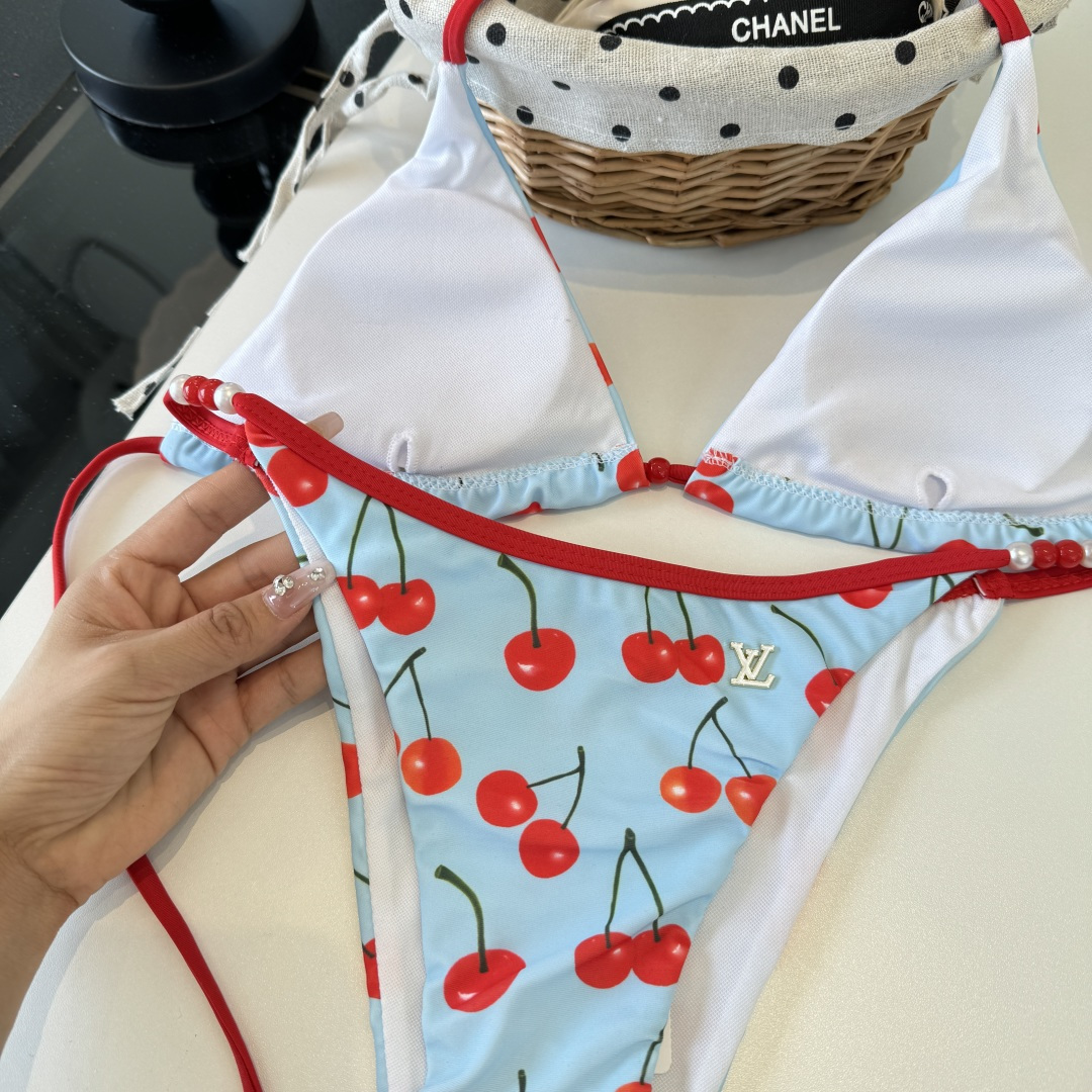 。LV路易威登比基尼👙 上身超级棒！同步各大专柜发售，自然而然呈现时尚感！十分减龄，具有年轻活力。 码数