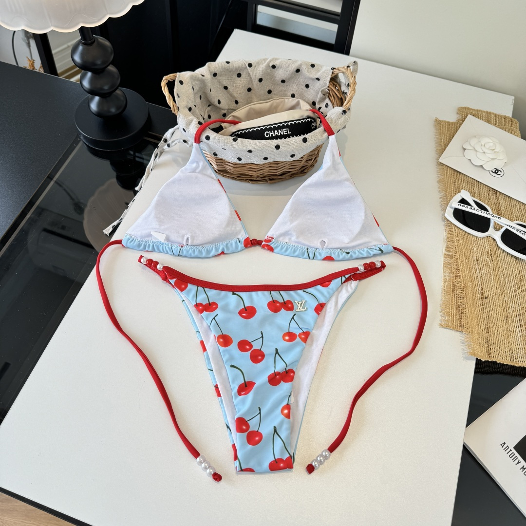。LV路易威登比基尼👙 上身超级棒！同步各大专柜发售，自然而然呈现时尚感！十分减龄，具有年轻活力。 码数