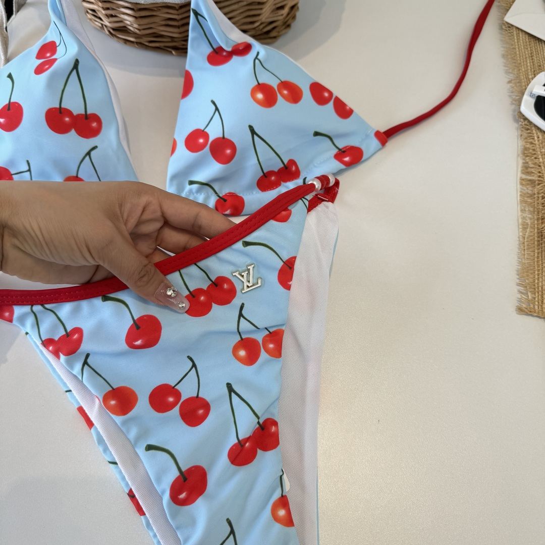 。LV路易威登比基尼👙 上身超级棒！同步各大专柜发售，自然而然呈现时尚感！十分减龄，具有年轻活力。 码数