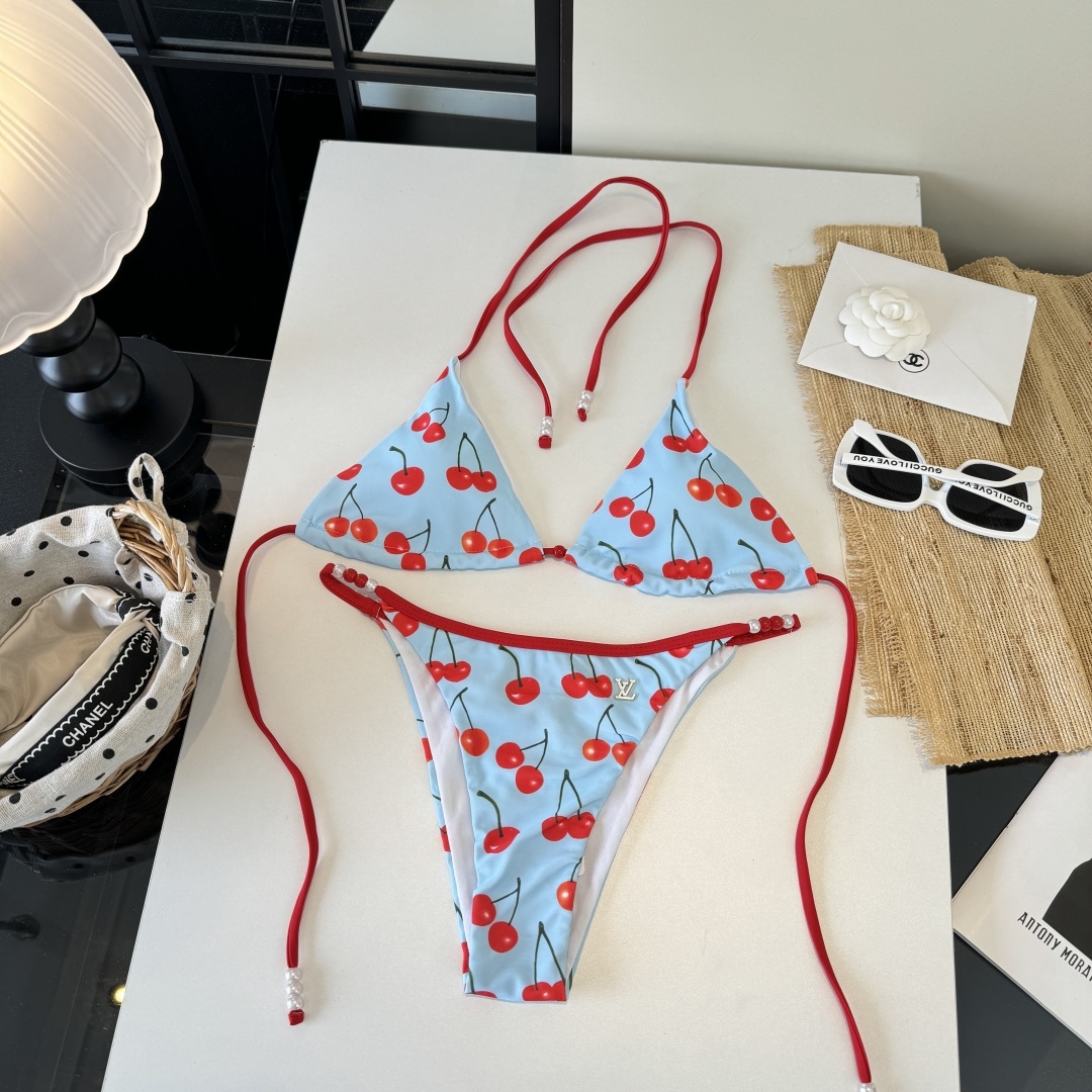 。LV路易威登比基尼👙 上身超级棒！同步各大专柜发售，自然而然呈现时尚感！十分减龄，具有年轻活力。 码数